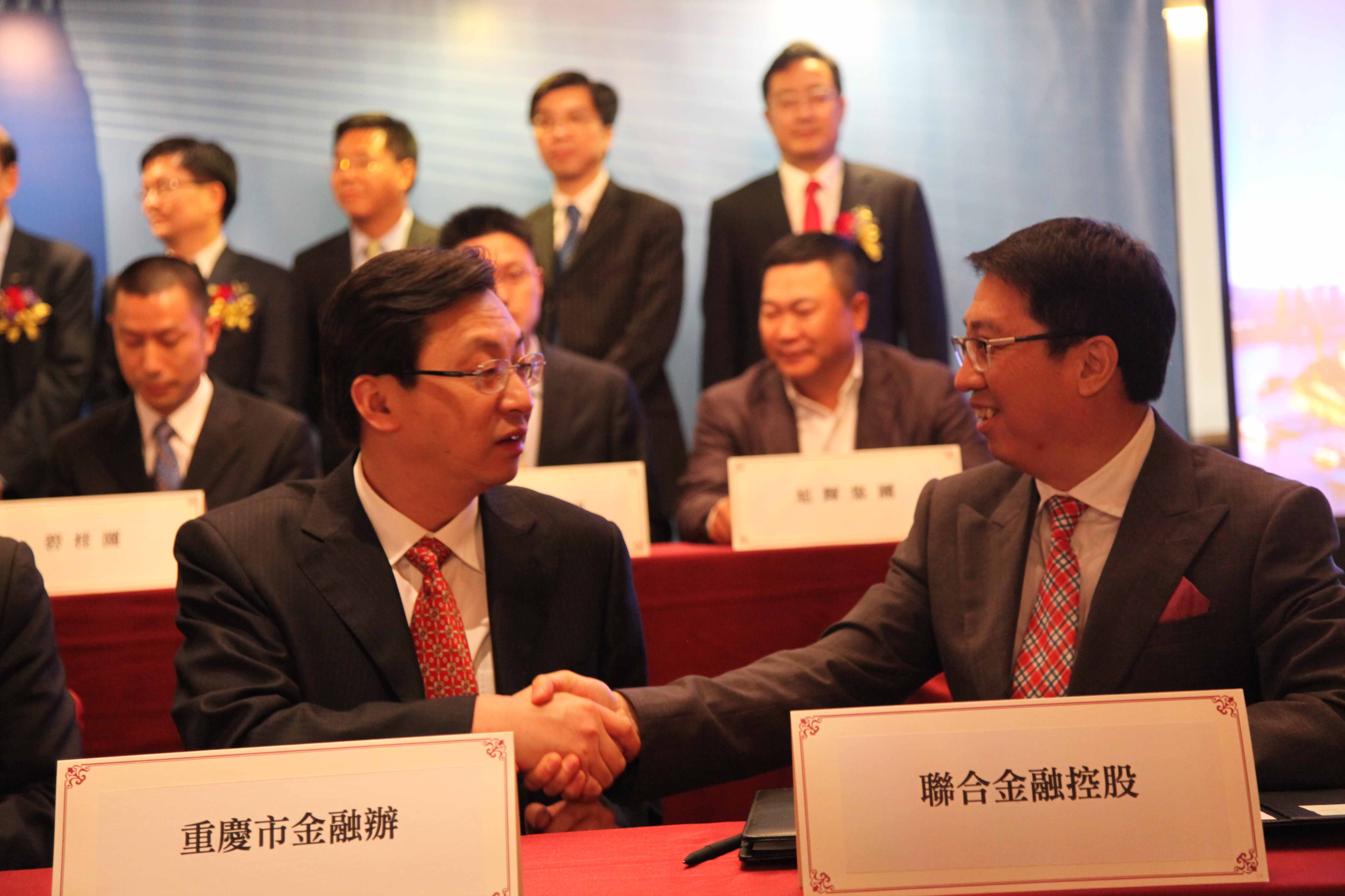 江文填先生与重庆市金融办主任阮路签订合作协议合影