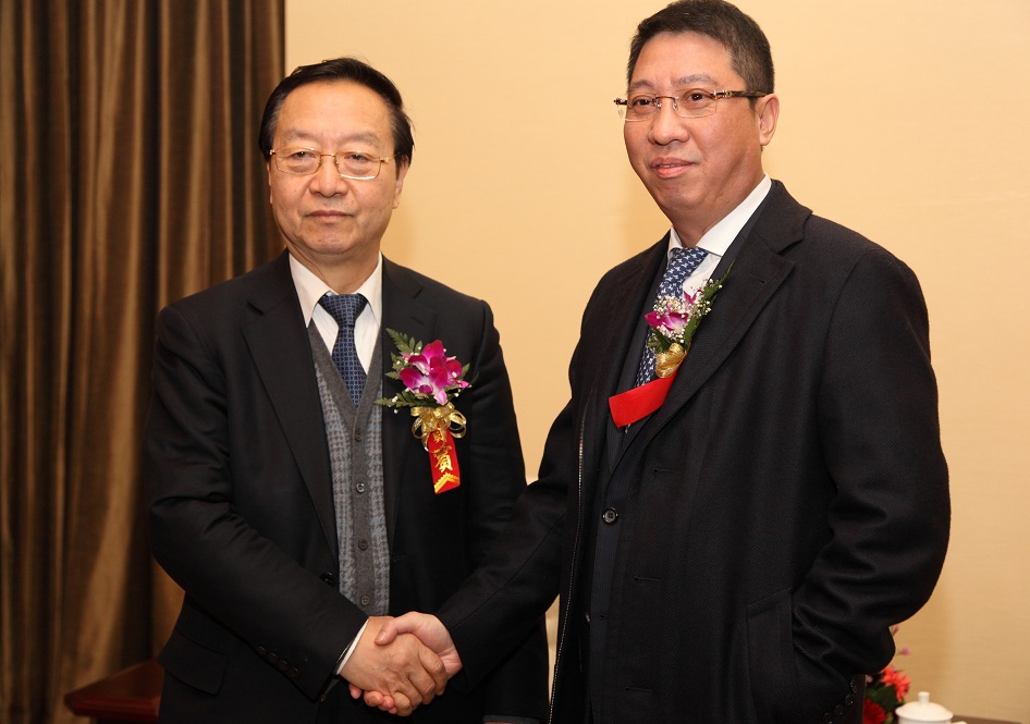 国政协常委、经济委员会副主任、工业与信息化部原部长李毅中与江文填主席